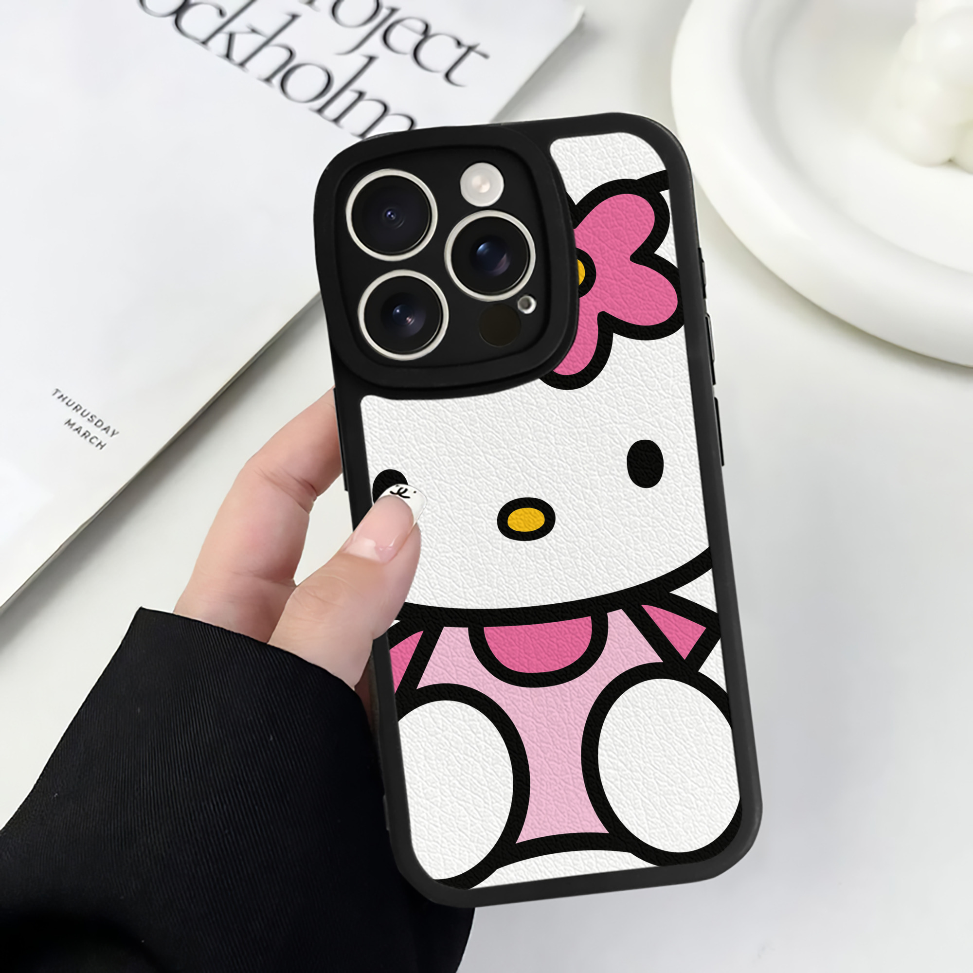 （画像用） Hello Kitty ハローキティ 【iPhone 16シリーズ対応】シリコンスマホケース（レザー調） 材質：シリコン